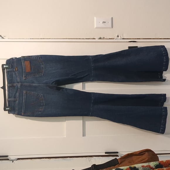 WOMEN'S WRANGLER RETRO® PREMIUM HIGH RISE TRUMPET FLARE JEAN IN JENNA - Picture 3 of 4
